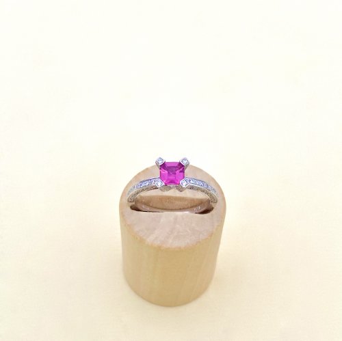 18ct. White Gold Tourmaline and Diamond set ring.