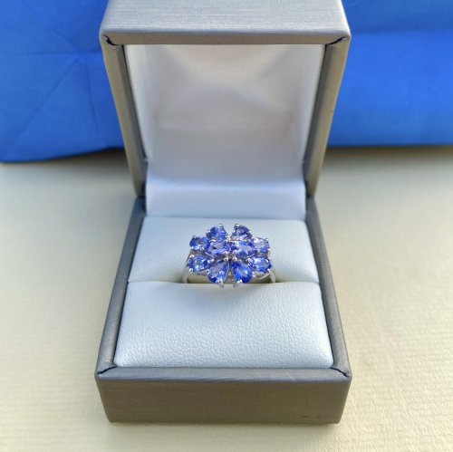 9ct. White Gold Tanzanite Ring.