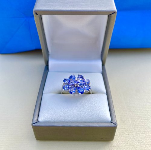 9ct. White Gold Tanzanite Ring.