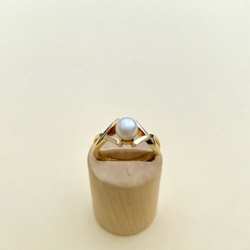 9ct. Gold Cultured Pearl Ring.  SOLD.