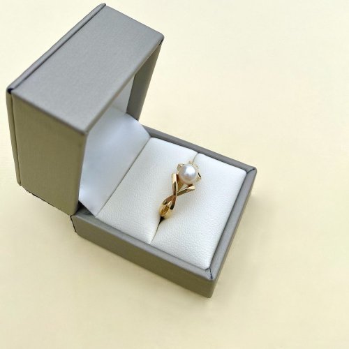 9ct. Gold Cultured Pearl Ring.  SOLD.