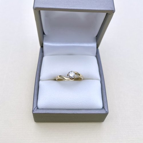 9ct. Gold Diamond Solitaire Crossover Ring.