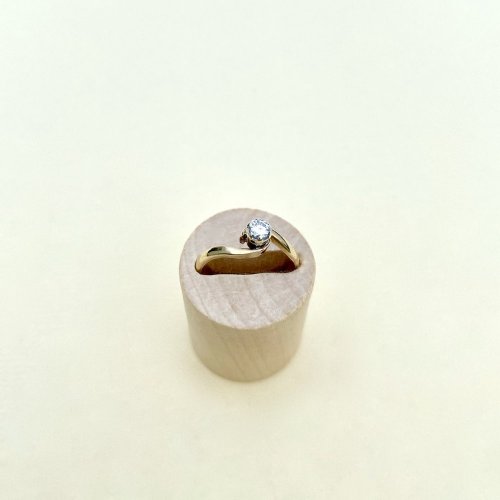 9ct. Gold Diamond Solitaire Crossover Ring.
