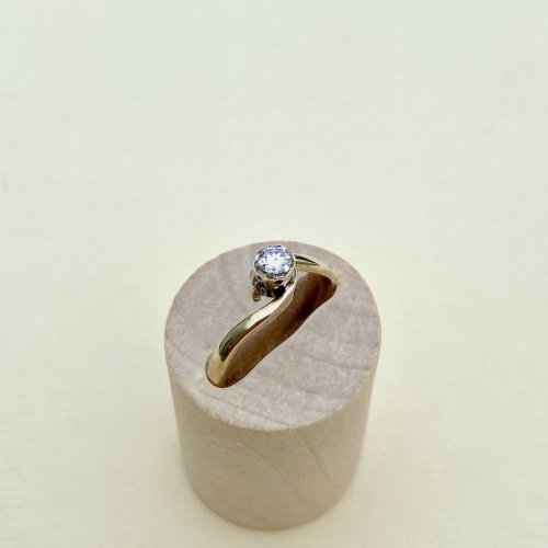 9ct. Gold Diamond Solitaire Crossover Ring.