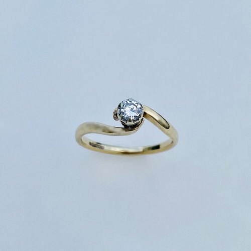 9ct. Gold Diamond Solitaire Crossover Ring.