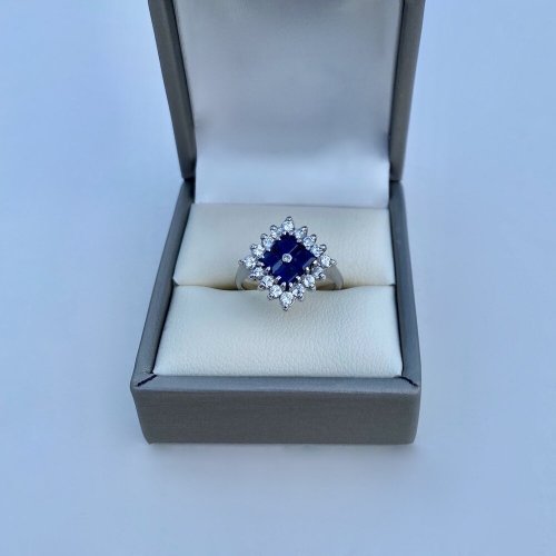 18ct. Sapphire &amp; Diamond Set Cluster Ring. 