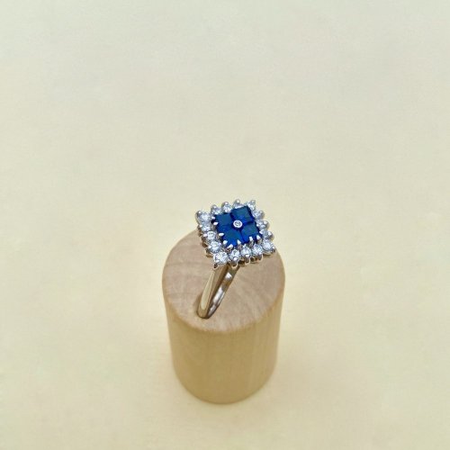 18ct. Sapphire &amp; Diamond Set Cluster Ring. 