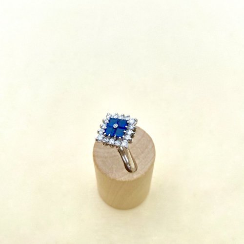 18ct. Sapphire &amp; Diamond Set Cluster Ring. 