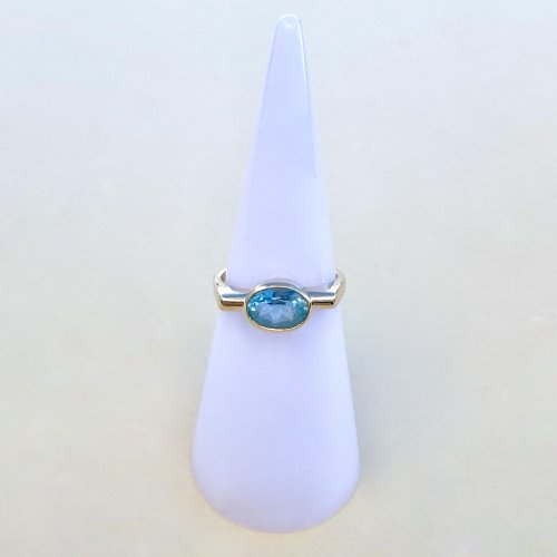 Hallmarked 9ct. Gold Blue Topaz Ring / Squared Shoulders