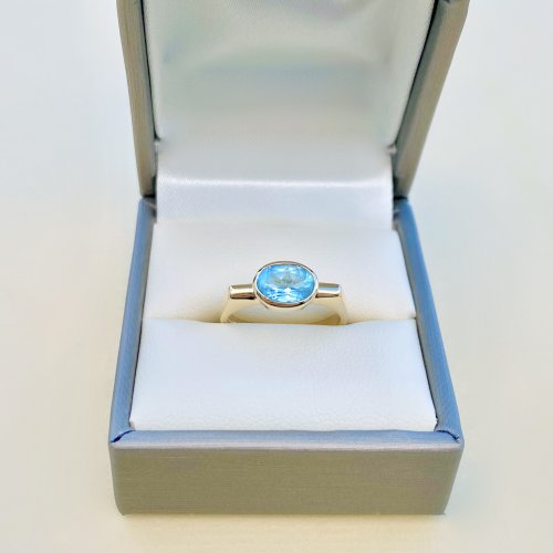 Hallmarked 9ct. Gold Blue Topaz Ring / Squared Shoulders