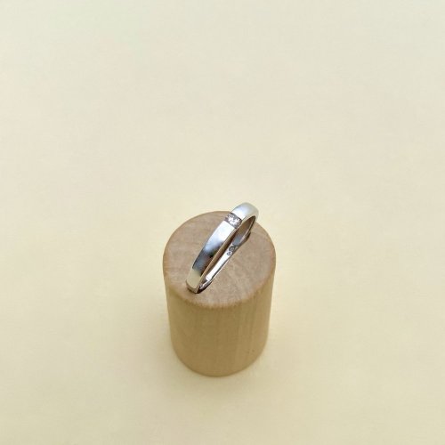 18ct. White Gold Channel Set Single Diamond Ring.