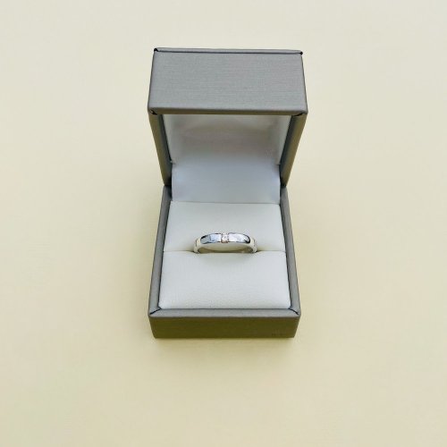 18ct. White Gold Channel Set Single Diamond Ring.