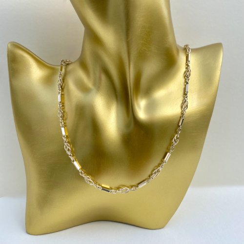 9ct. Gold Chain with Baton &amp; Twist Links. 46 cms. / 18.&quot;