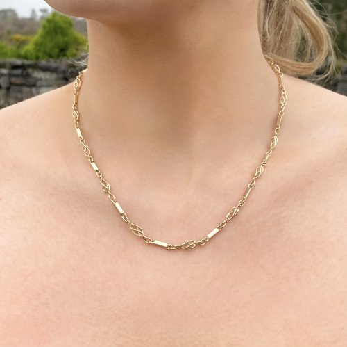 9ct. Gold Chain with Baton &amp; Twist Links. 46 cms. / 18.&quot;