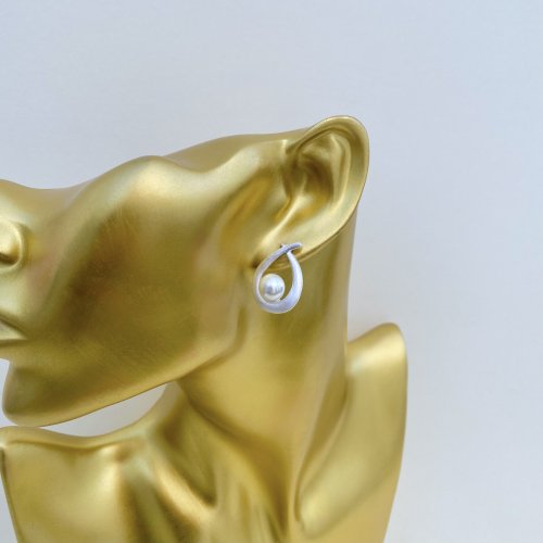 Silver Oval Earrings with Pearl to Centre.