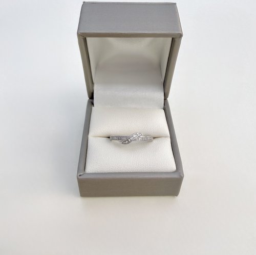 9ct. White Gold Diamond Half Eternity Ring / Design Detail to Centre. NEW STOCK.