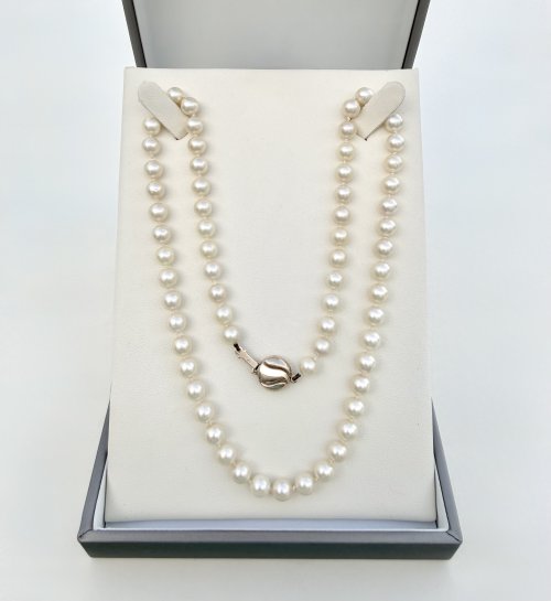 Single-Row 19" Necklace of Cultured Pearls with 9ct. Gold Clasp.