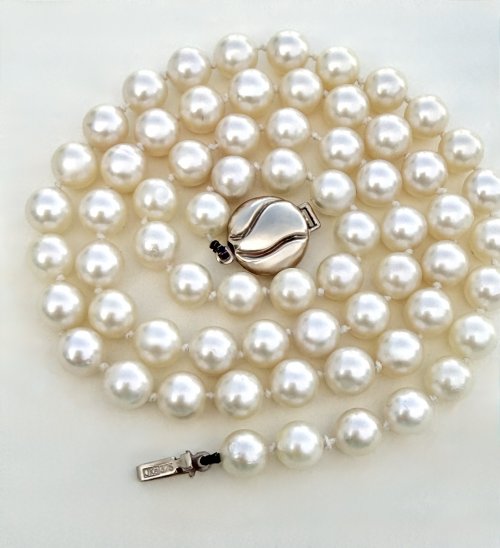 Single-Row 19" Necklace of Cultured Pearls with 9ct. Gold Clasp.