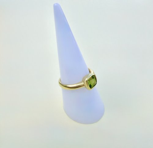 Hallmarked 9ct. Yellow Gold Ring with Square Peridot. NEW STOCK.