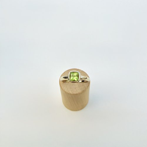 Hallmarked 9ct. Yellow Gold Ring with Square Peridot. NEW STOCK.