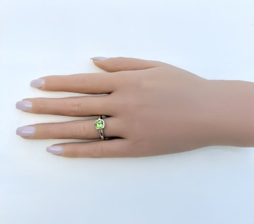 Hallmarked 9ct. Yellow Gold Ring with Square Peridot. NEW STOCK.